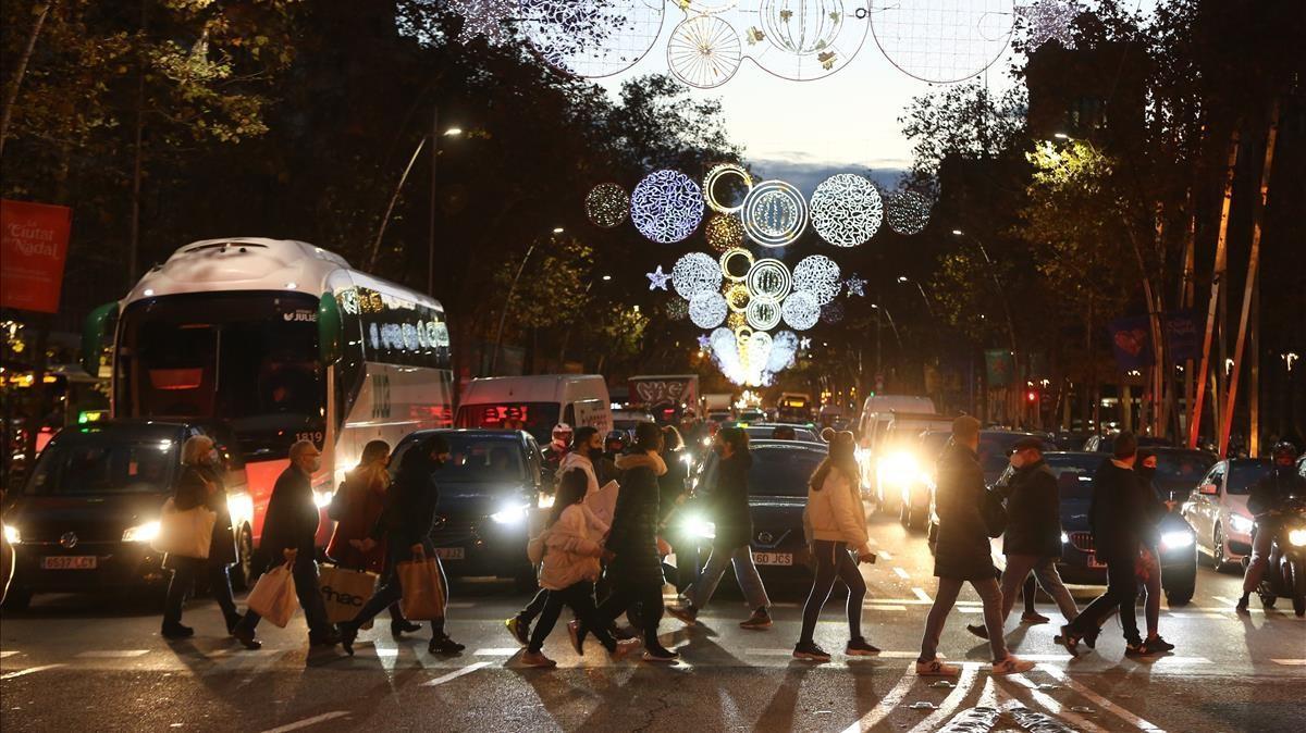 Coches y peatones, en Gran Via con Rambla Catalunya, este lunes