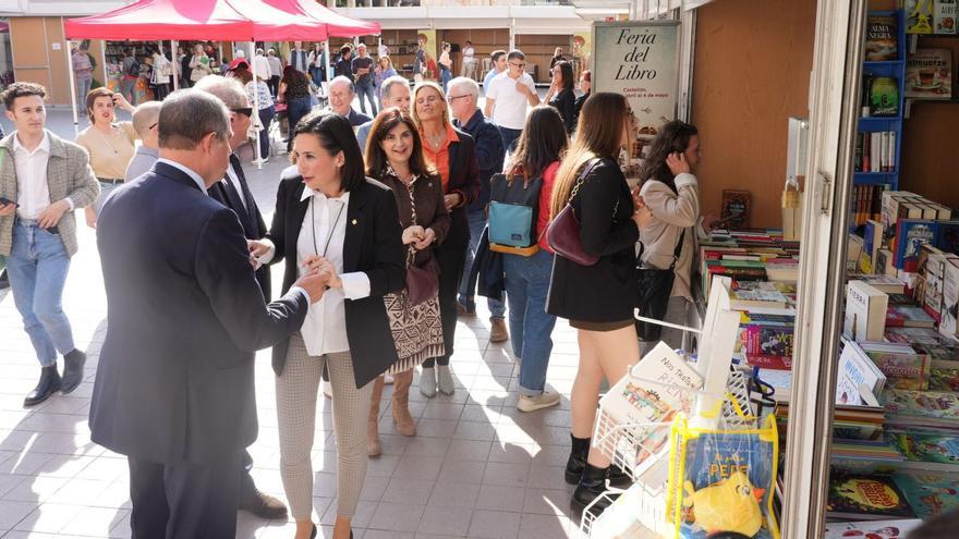 La 41ª Feria del Libro de Castelló abrió este viernes sus puertas y en su primera jornada ya contó con un buen número de asistentes