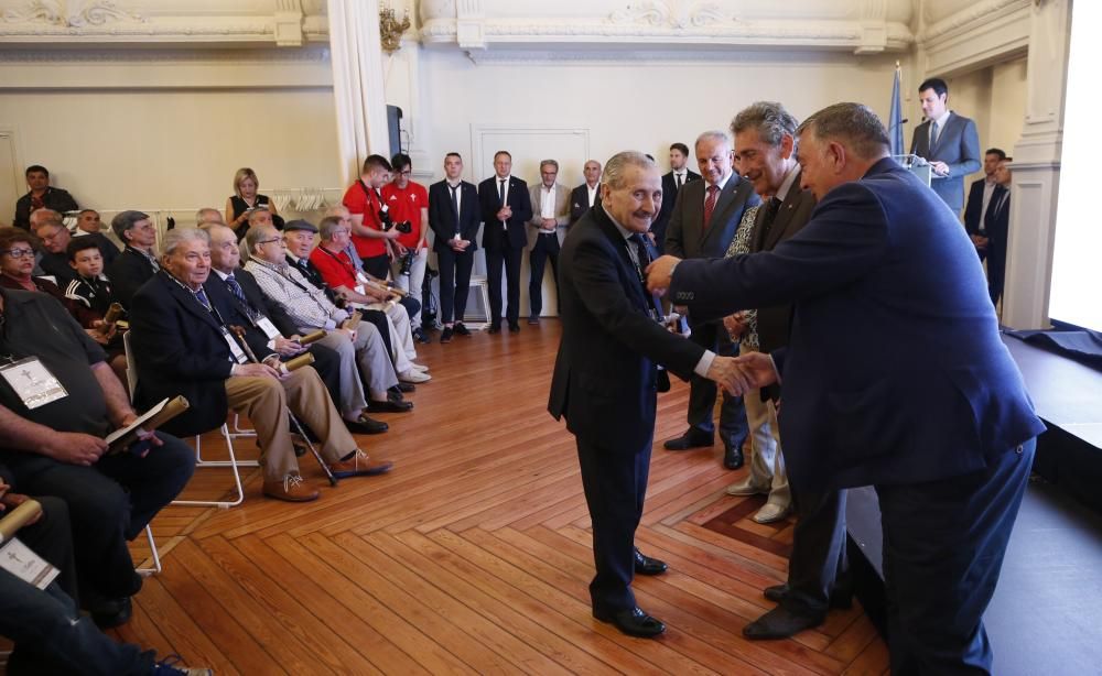 El acto de entrega de las insignias de oro a los socios del Celta // R. Grobas