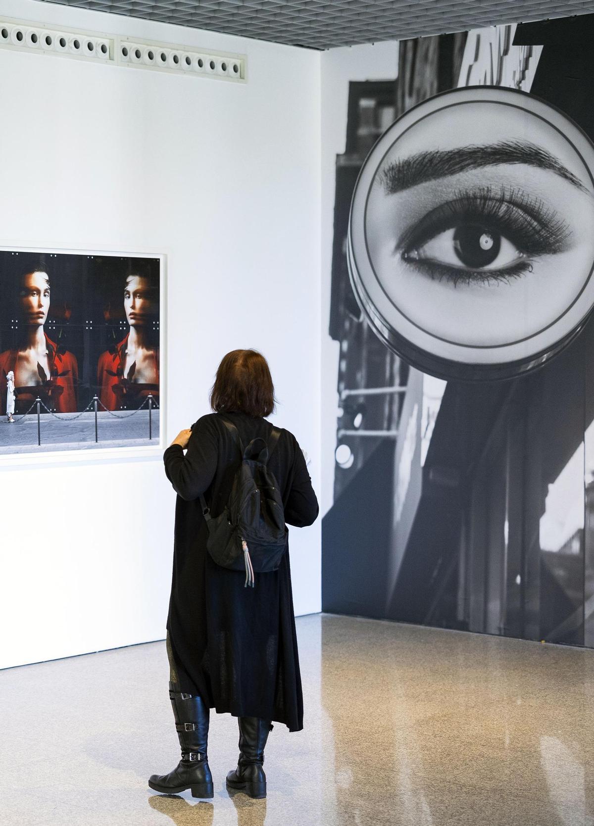 Una mujer observa varias de las obras expuestas en la muestra fotográfica 'Images Cities' de la fotógrafa rusa Anastasia Samoylova