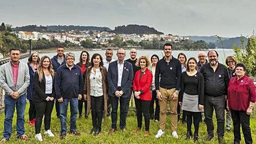 Candidatura del PSOE de Miño con el cabeza de lista en el centro.