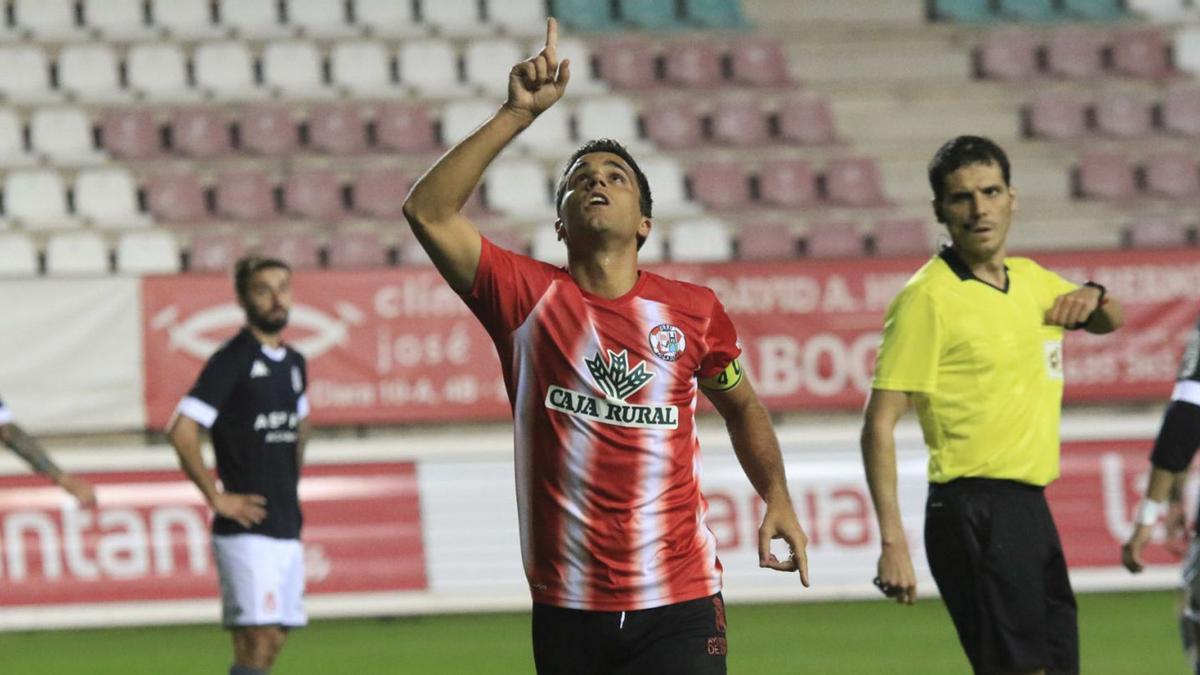 Dani Hernández, que continuará como capitán del Zamora CF, tras anotar en un partido. | J. L. F.