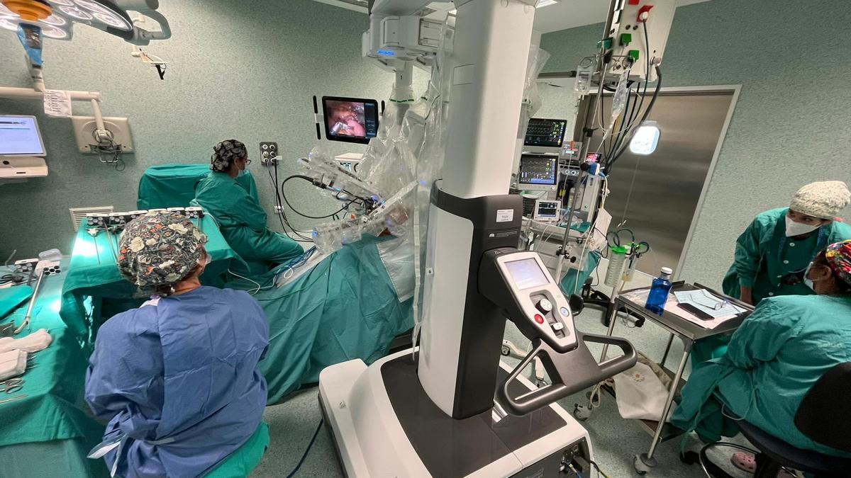 Un equipo de Cirugía General durante una operación con el Da Vinci, en los último meses.