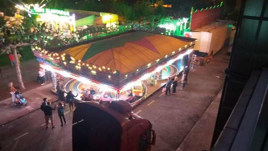 Atracciones festivas en una de las calles del barrio de Pumarín el pasado fin de semana.