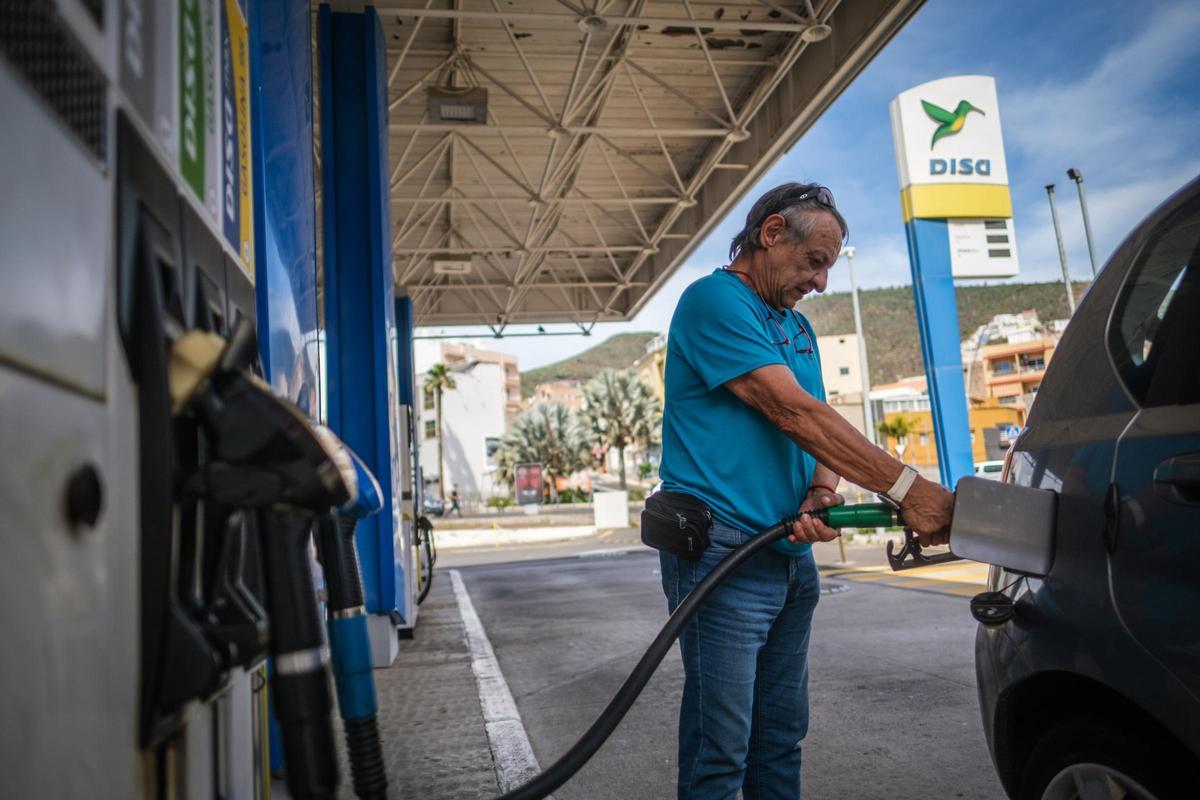 Una persona pone gasolina en una estación de servicio de Tenerife