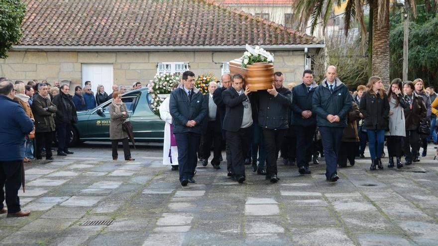 Los familiares portan el féretro de Checho hacia el interior de la iglesia.// Gonzalo Núñez