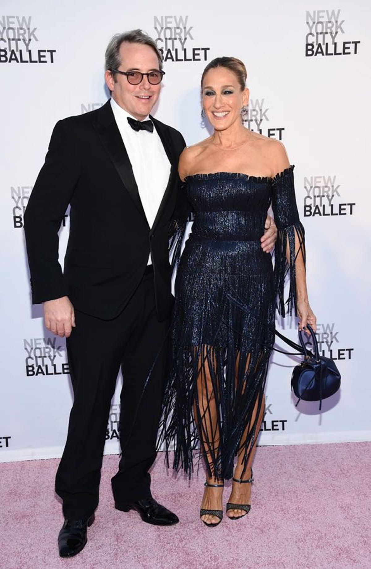 Sarah Jessica Parker junto a su marido con vestido de Monse en el ballet de Nueva York