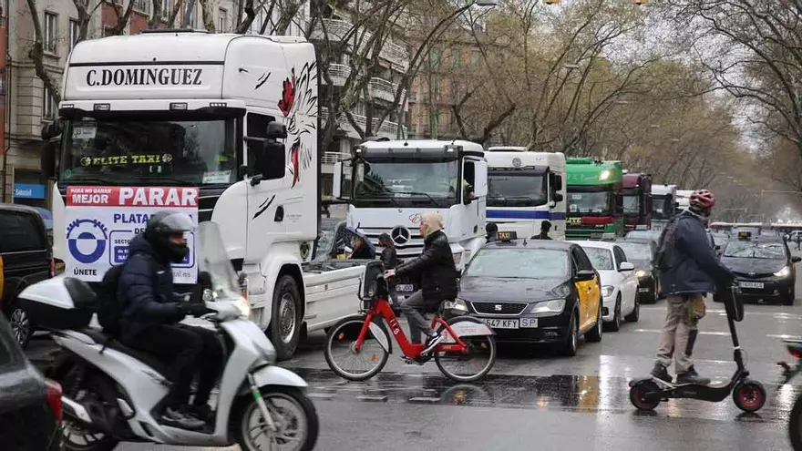 Vaga de transport: uns 150 camioners tallen la Ronda Litoral a Barcelona en el seu desè dia de vaga
