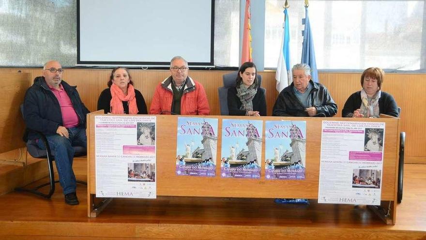 Representantes de las cofradías y hermandades de la Semana Santa, y la concejala Tania Castro, presentaron ayer el programa. // G. Núñez