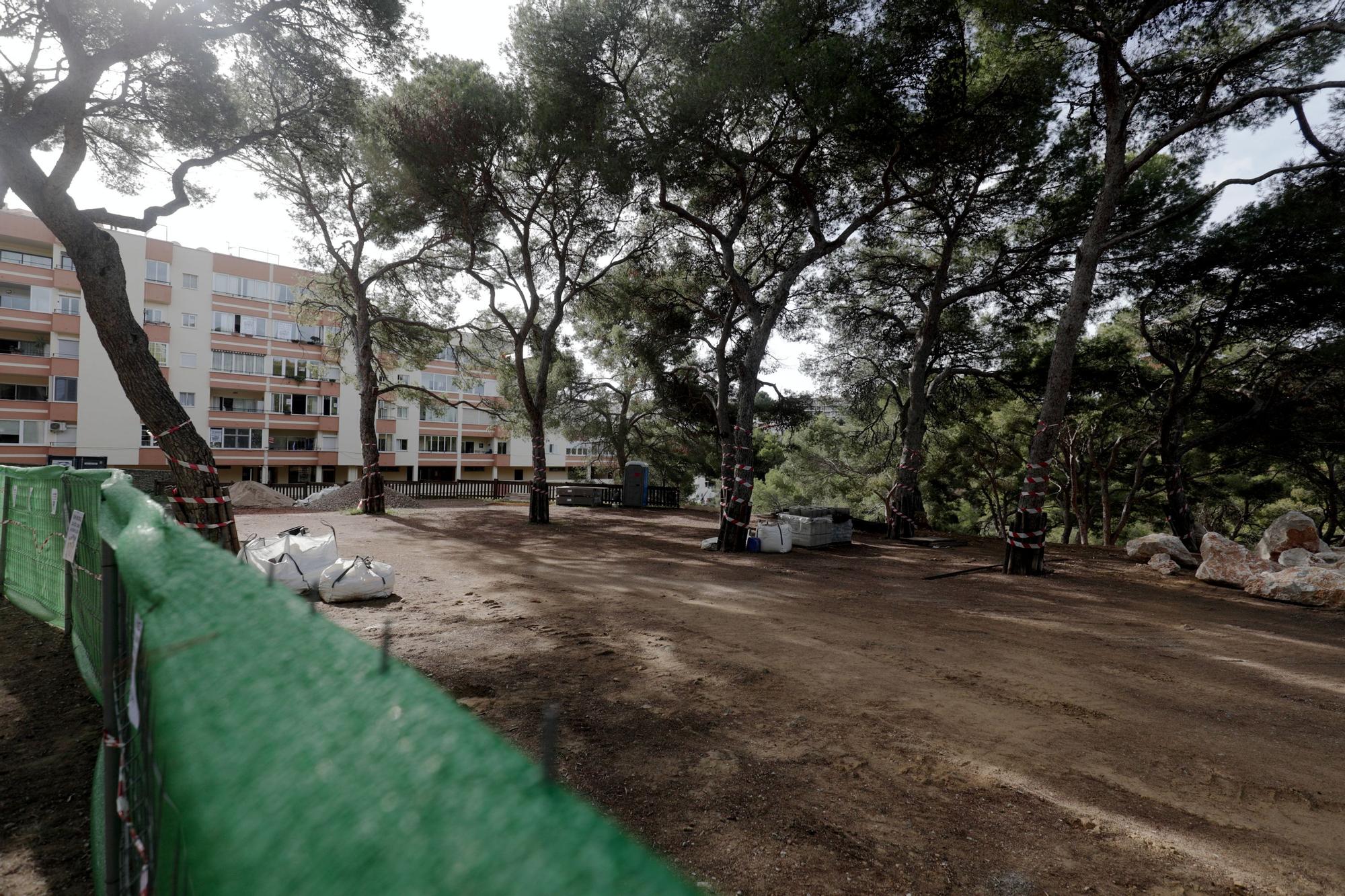 Más de 130 personas participan en la caminata contra el parque de aventuras en Bellver