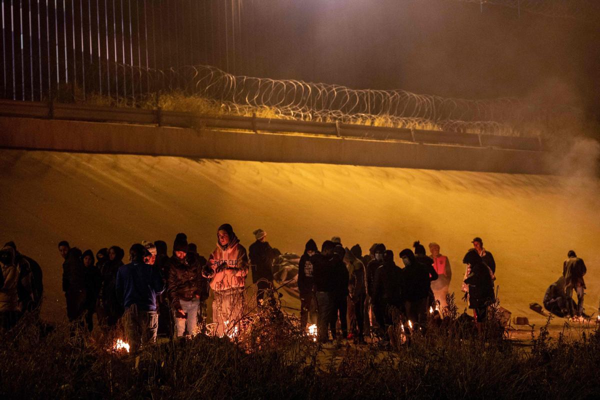 Un aluvión de inmigrantes cruzan Río Grande de Ciudad Juárez (México) a El Paso (Texas) ante un posible cambio en la política migratoria