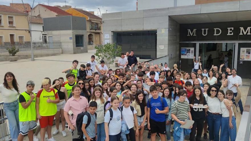 Los estudiantes del IES Cañada de las Eras junto al Mudem.