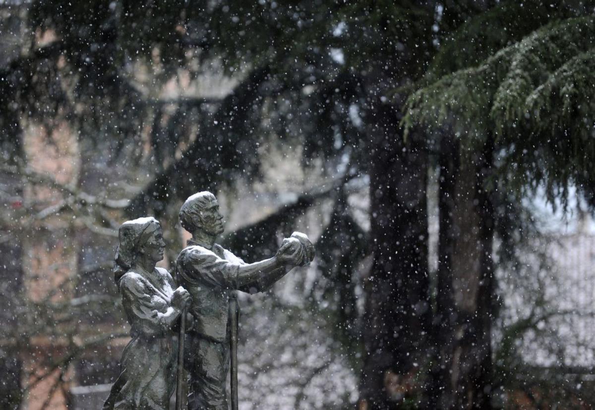 El Monumento ao Labrego, por la mañana, bajo los copos de nieve. |  // BERNABÉ / JAVIERLALÍN