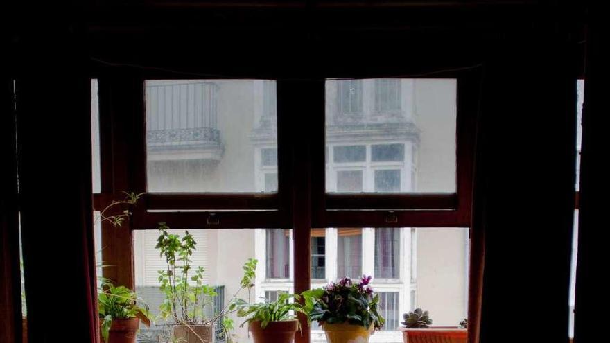 Leo Maciel, en la ventana de su casa, bebiendo mate, una bebida típica argentina.