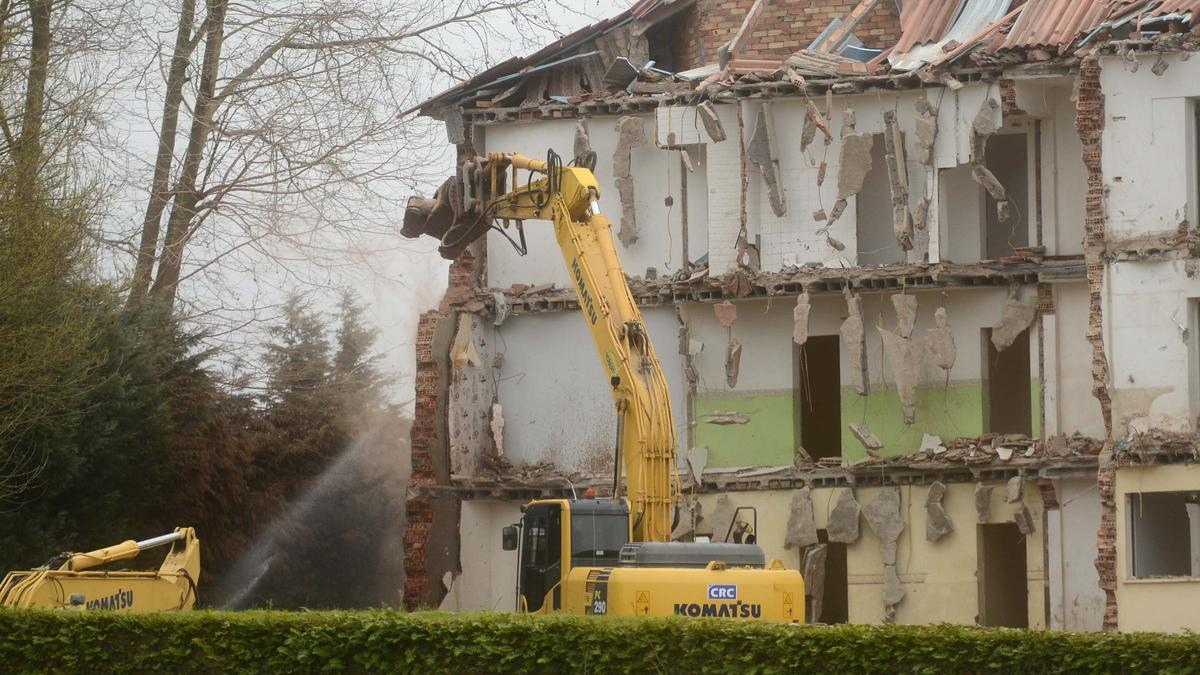 Una excavadora derriba el edificio principal del antiguo cuartel de Cambados