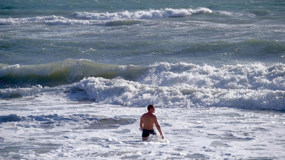 Borrasca Ciarán en Mallorca: Las fotos de los chapuzones de bañistas en pleno temporal