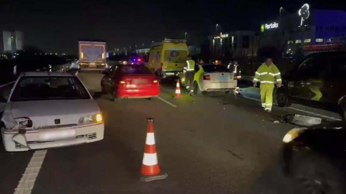 Los servicios de emergencias y la Guardia Civil junto a los coches implicados en la colisión mortal.