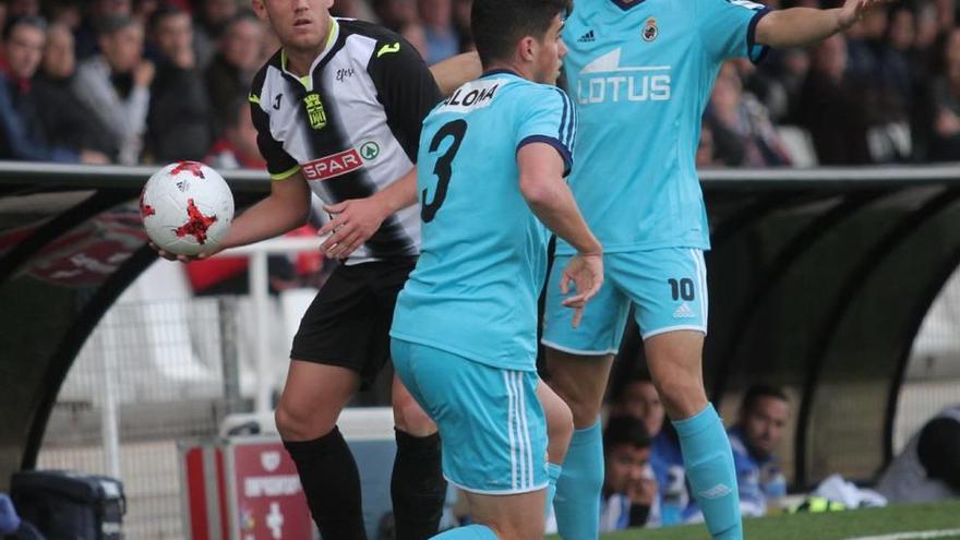 Aketxe intenta sacar rápido ante dos rivales del Linense en el partido de la primera vuelta.