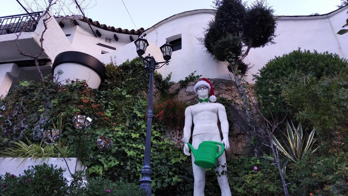 El maniquí &quot;navideño&quot; que decora Casa Calleja, en la entrada a la Cova de les Calaveres