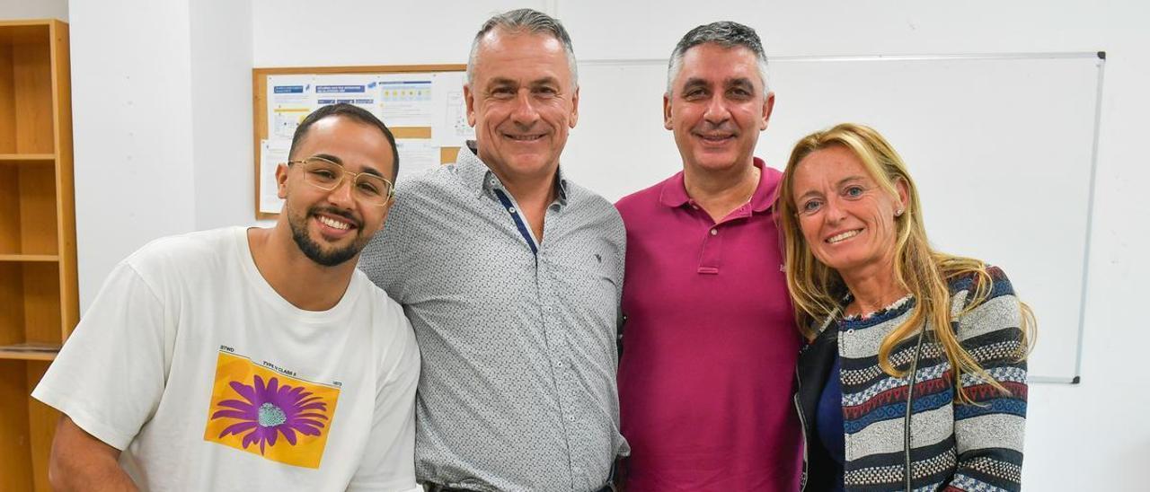 Por la izquierda, los alumnos Grabriel Artiles, Víctor Suárez, el director del CEPA Manuel Funes y la estudiante Kerstin Ritter.