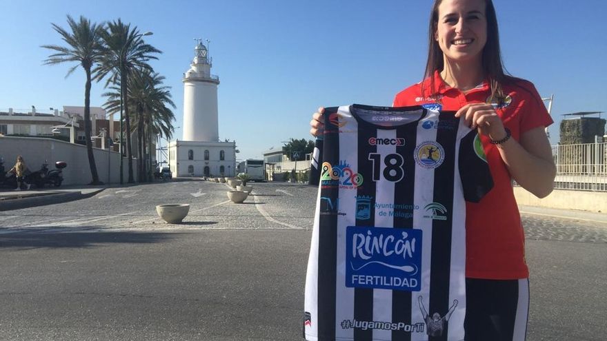 María, posando con la camiseta del Rincón Fertilidad en La Farola