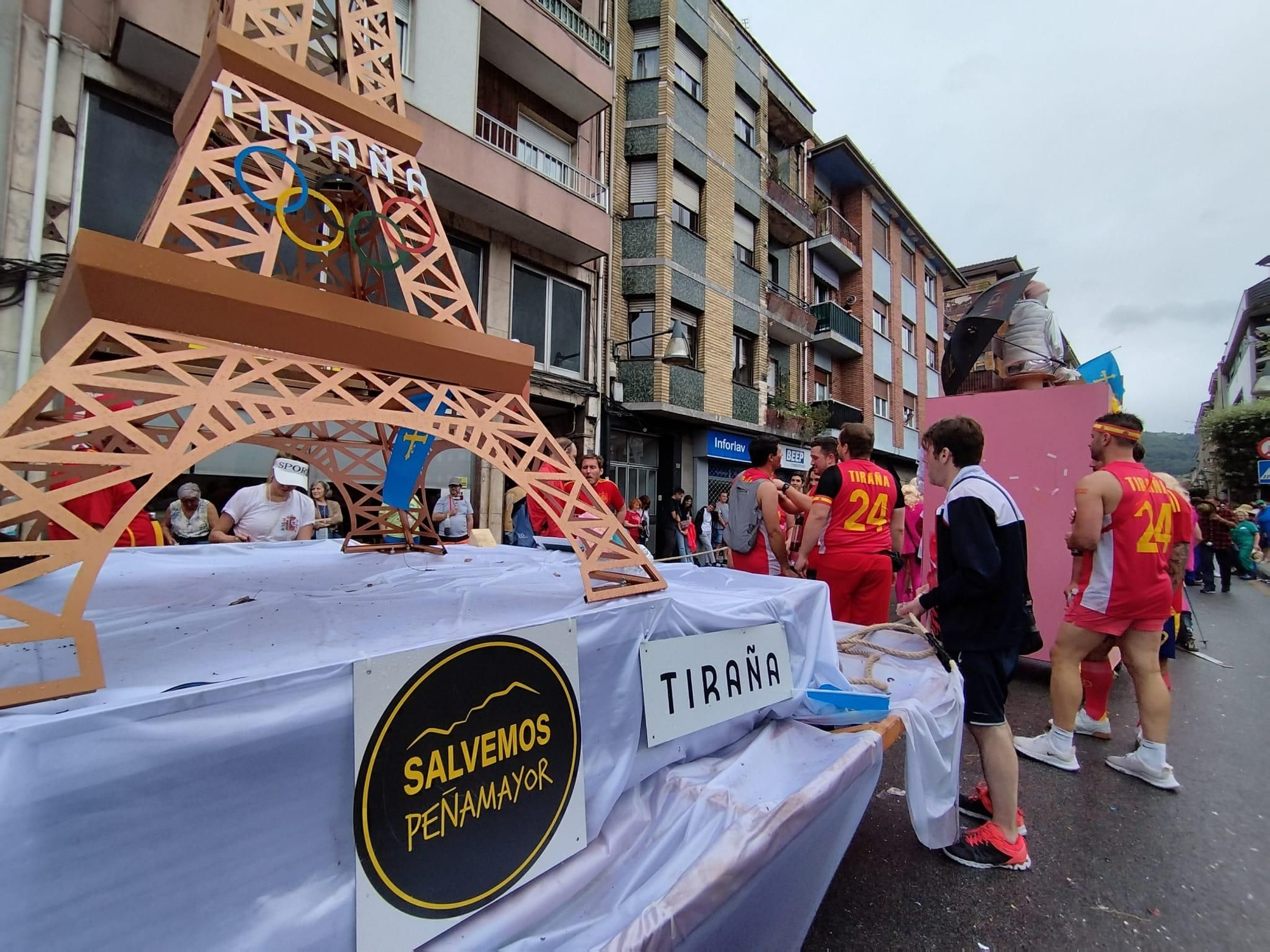 Así está siendo el Descenso Folklórico del Nalón, con 7.000 navegantes