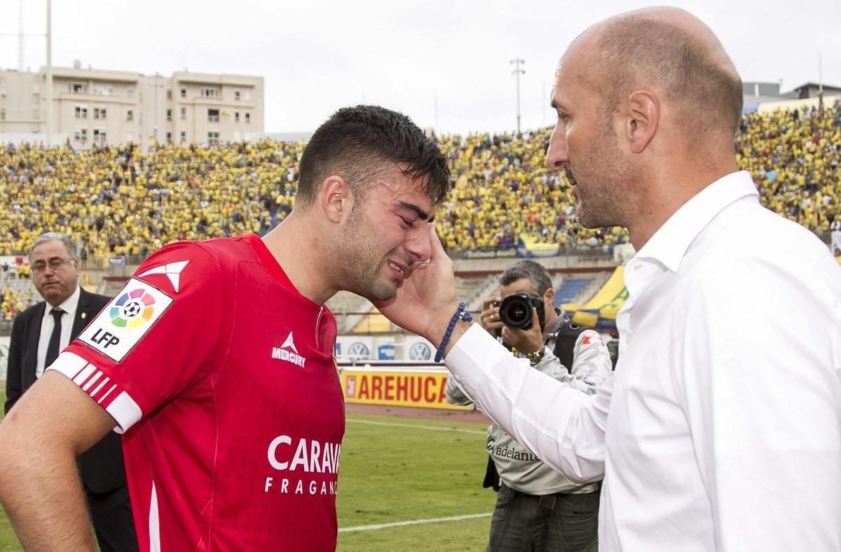 Pompovic consuela a Rico en el Estdio de Gran Canaria tras no lograr el ascenso en 2015 con el Zaragoiza.