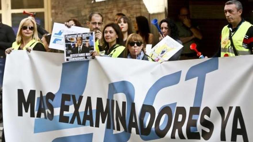 Protesta ante la Dirección Territorial de Tráfico