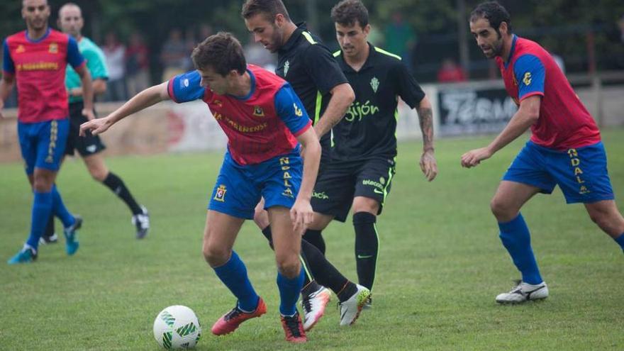 Álvaro presiona a un jugador del Condal.