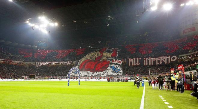 Los aficionados del AC Milan crean un mosaico antes del comienzo del partido de la Serie A entre el AC Milan y el Milan en el Estadio Giuseppe Meazza en Milan.