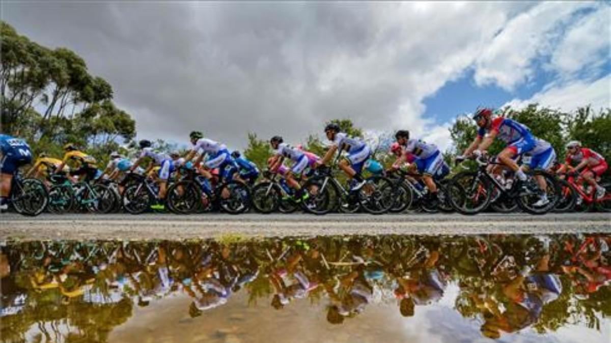 Un pelotón durante una carrera del UCI World Tour