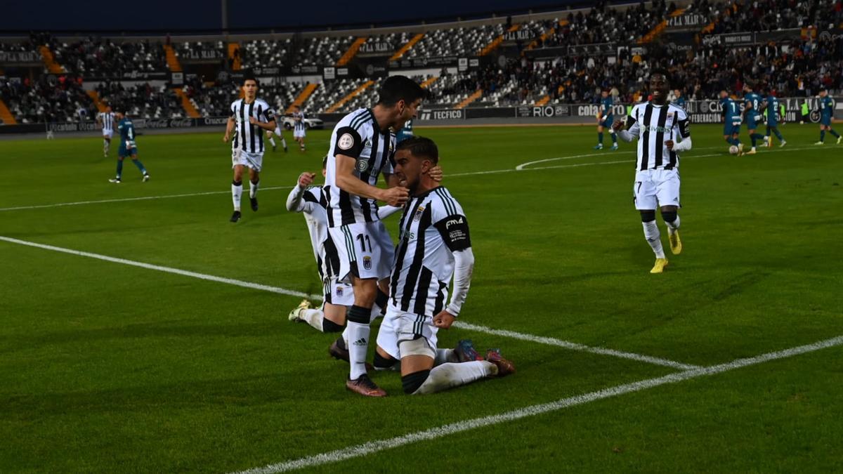 Los jugadores del Badajoz celebran un tanto en el encuentro ante el Córdoba