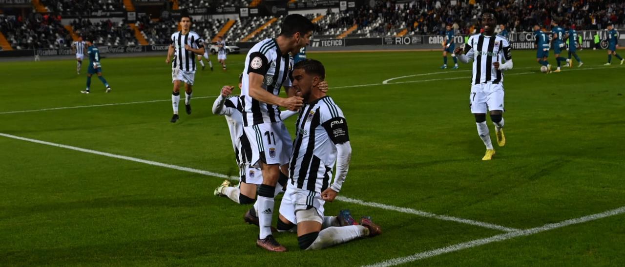 Los jugadores del Badajoz celebran un tanto en el encuentro ante el Córdoba