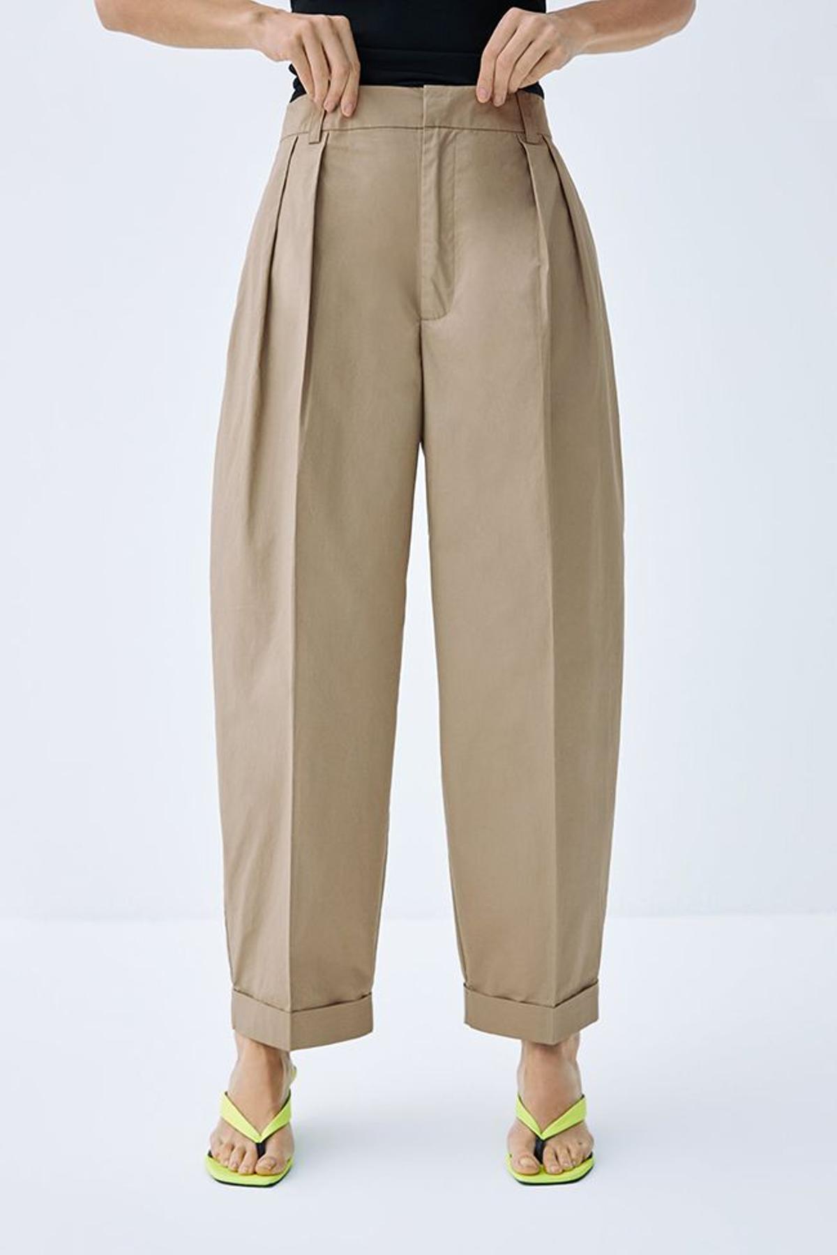 Pantalón de pinzas con bajo doblado, de Zara