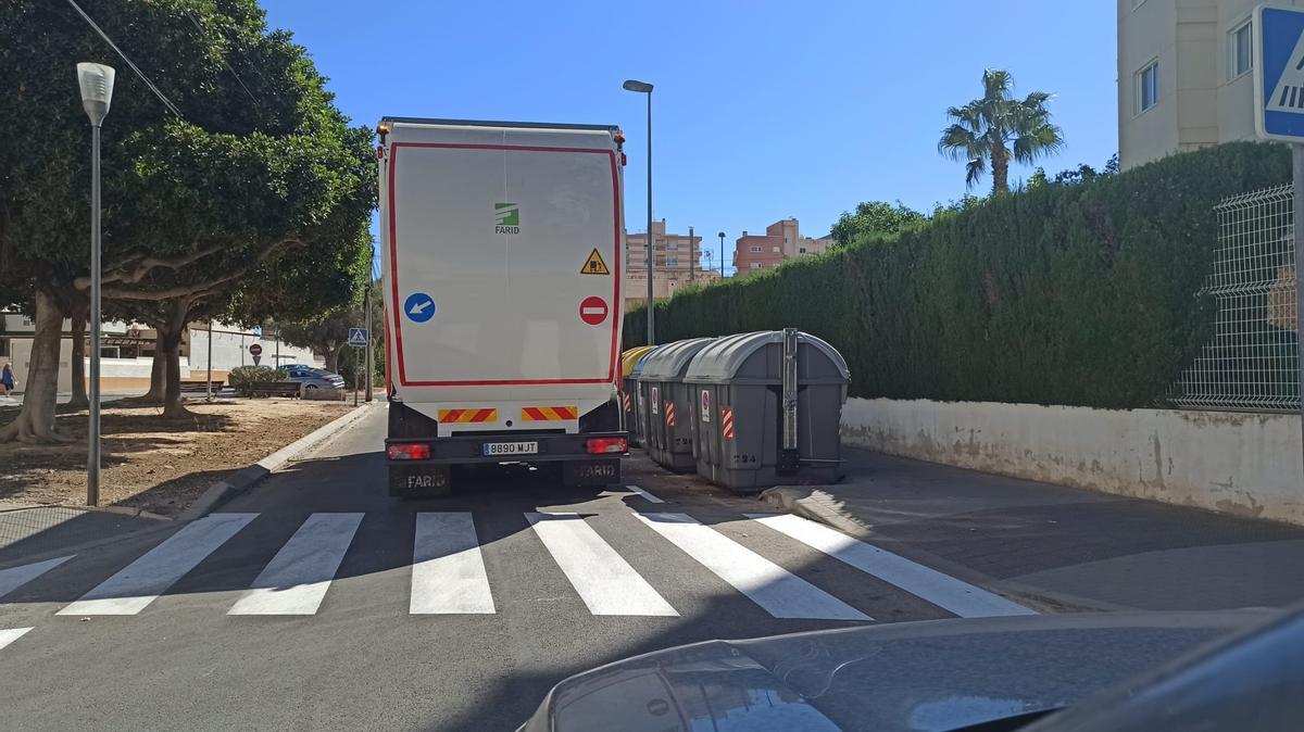 Camión de recolector de carga lateral de nueva adquisición que Acciona ha puesto a trabajar más de un año después de iniciar la nueva contrata