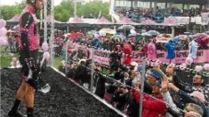 Dumoulin consolida la «maglia rosa» en el primer final en alt