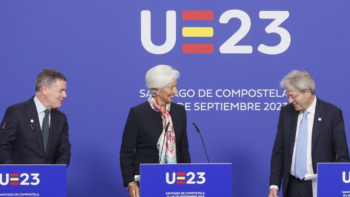 La presidenta del BCE, Christine Lagarde (c); el presidente del Eurogrupo, Paschal Donohoe (i), y el comisario de Asuntos Económicos, Paolo Gentiloni, tras la reunión del Eurogrupo en Santiago de Compostela.