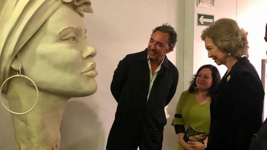 El vigués José Molares muestra a la Reina su escultura &quot;Habana&quot;