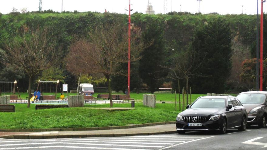 Cantera de Durmideiras, donde se prevé construir un edificio, con la Torre de Hércules al fondo. |   // I. R.