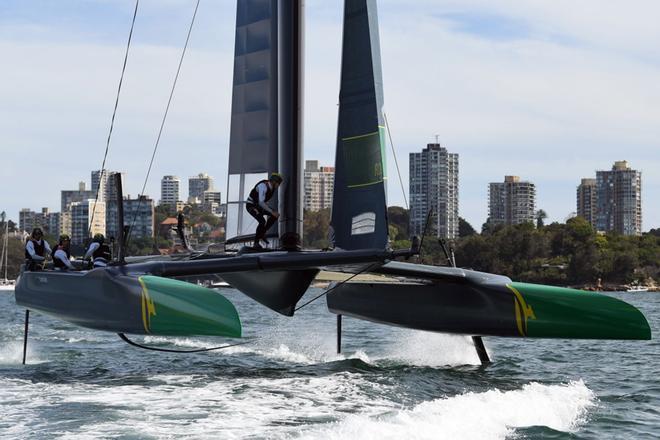 El equipo australiano de SailGP compite durante la carrera del Campeonato del Mundo de Catamaranes F50 -SailGP- en Sydney