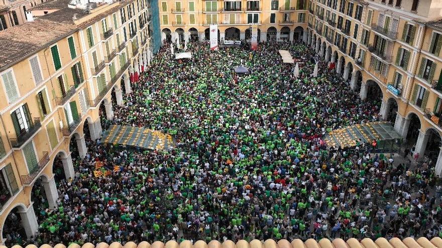 Una multitud desborda la plaza Major de Palma en defensa del catalán