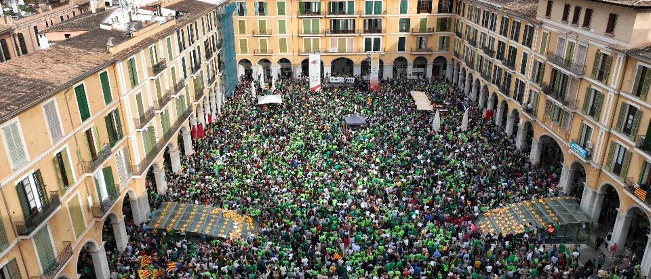 Una multitud desborda la plaza Major de Palma en defensa del catalán
