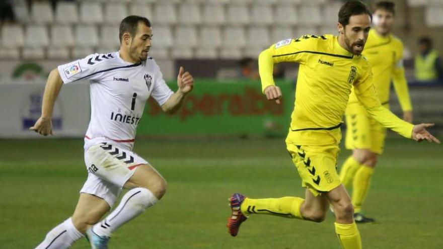 Míchel, con el balón, perseguido por el jugador del Albacete César Díaz.