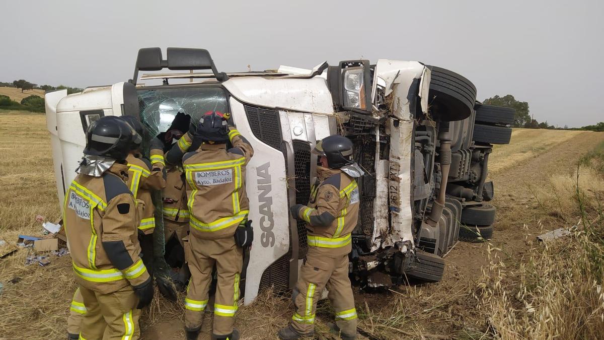 Los bomberos del parque municipal de Badajoz rescatan al conductor del camión accidentado en la carretera de Sevilla.