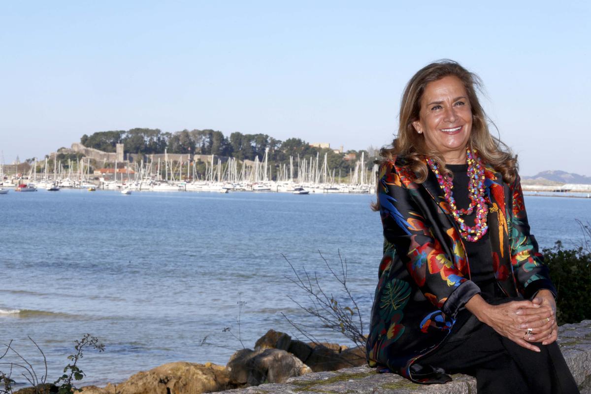Carmela Silva visitó ayer Baiona para hacer balance de las inversiones de la Diputación en la comarca.