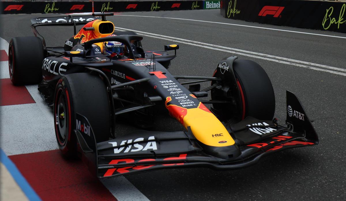 Verstappen firma la 'pole' en Baku, donde Sainz sale segundo