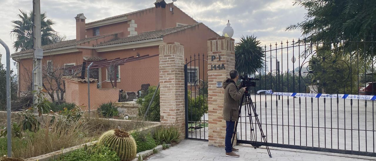 Imagen de la casa donde ocurrieron los tres asesinatos en Elche el pasado mes de febrero.