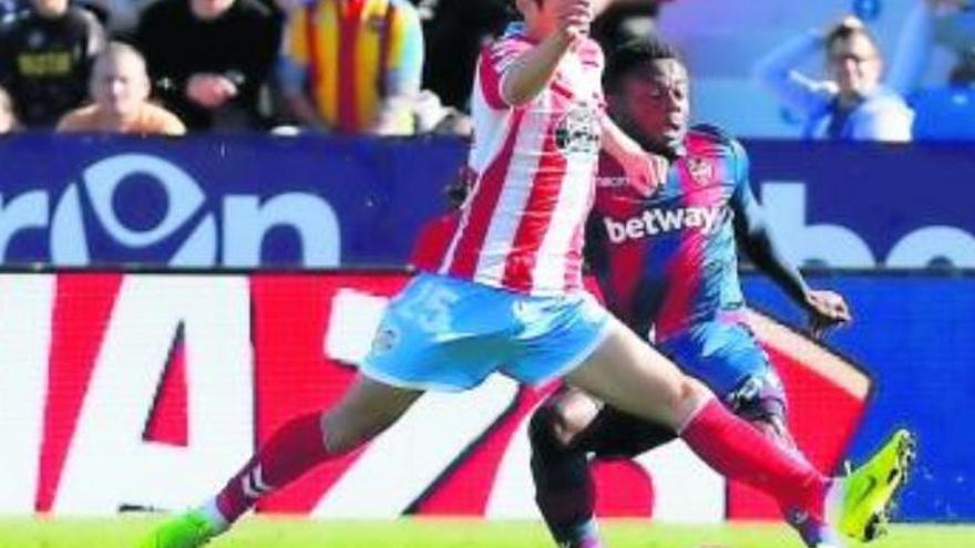 Guille -25- pugna, ayer, con el jugador del Levante, Moses Simon.