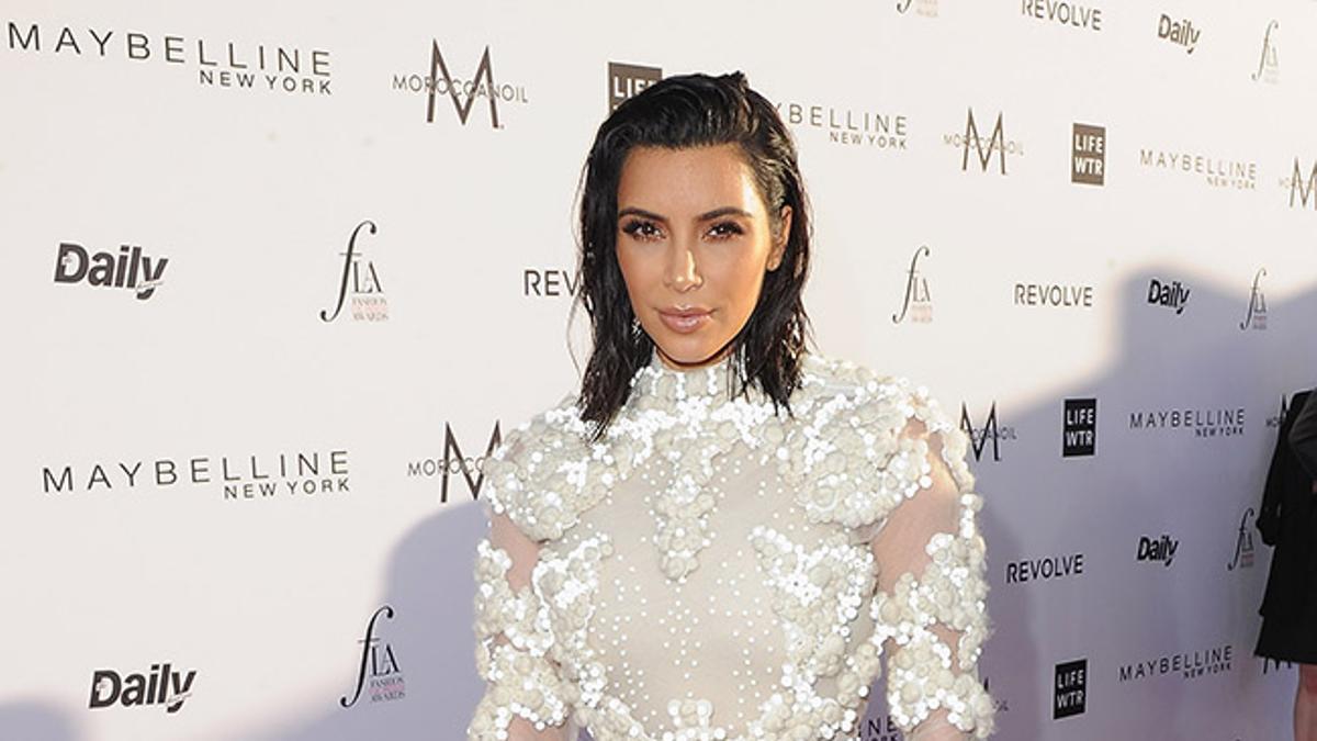 Kim Kardashian con vestido blanco con transparencias