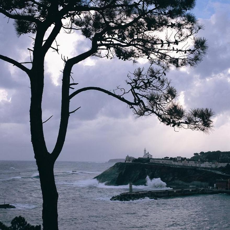 Costa de Luarca; al fondo, La Atalaya.